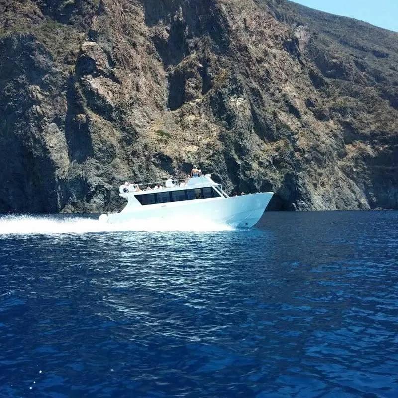 Boot von Arianna Escursioni entlang der Küsten der Liparischen Inseln
