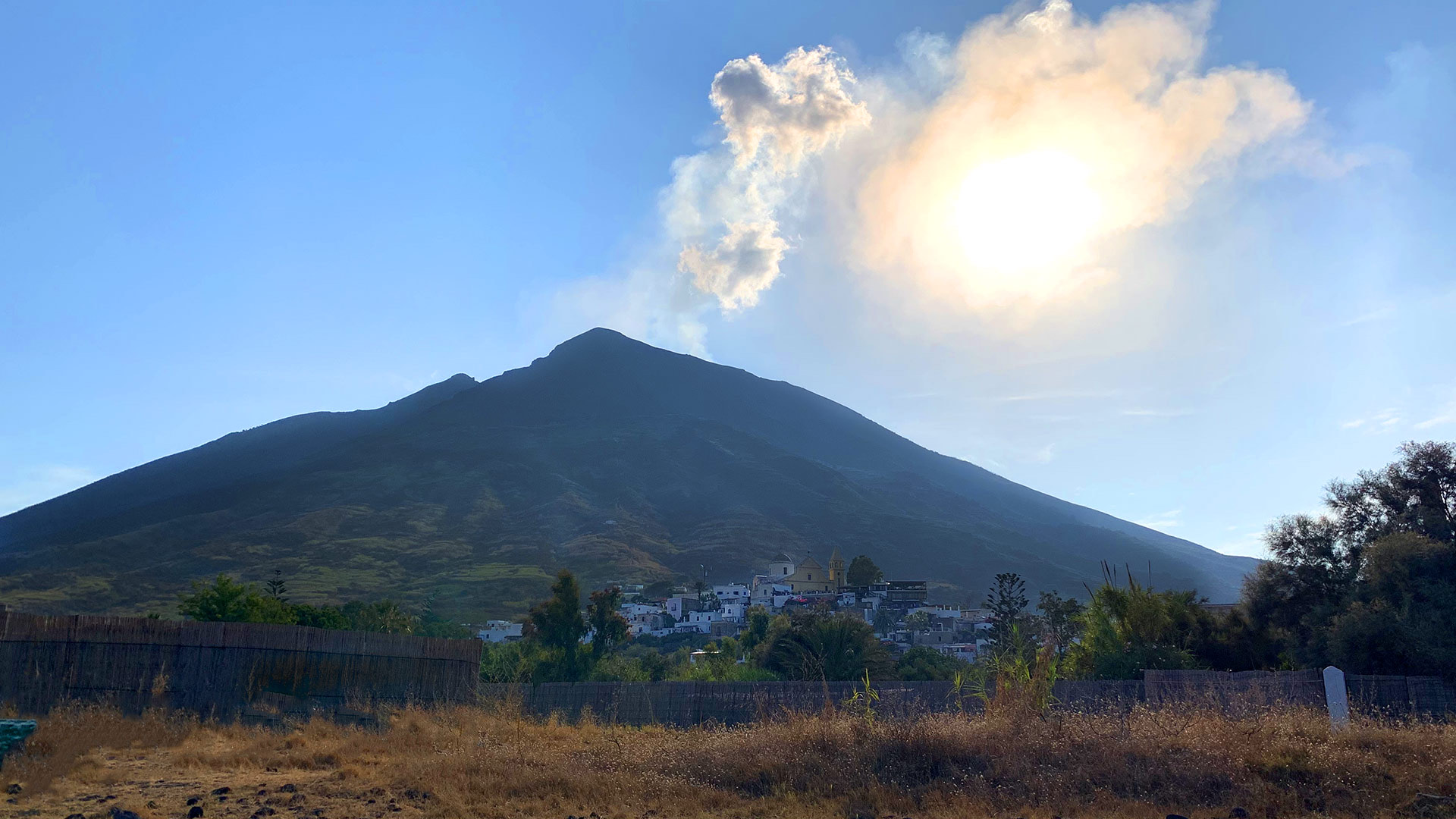 Der Kegel des Stromboli über dem Dorf