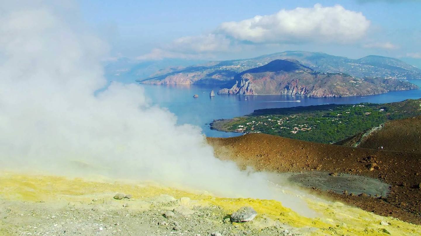 Fumarolen am Krater von Vulcano mit Blick auf die Liparischen Inseln